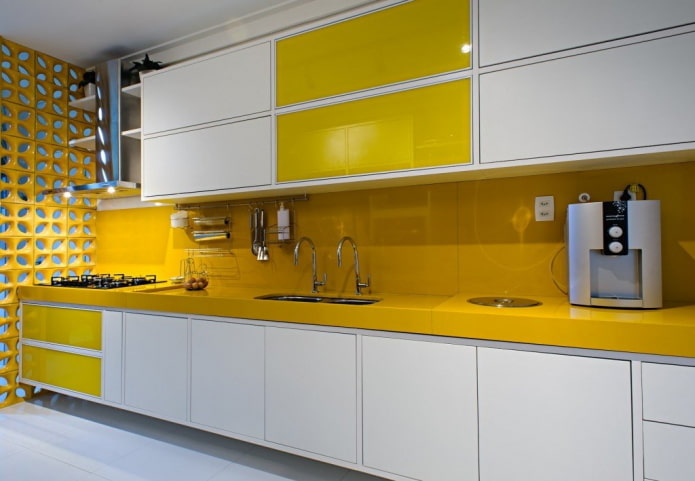 nội thất nhà bếp màu vàng và trắng