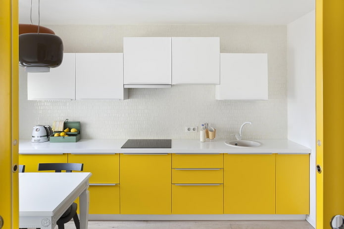 virtuvės interjeras geltonos ir baltos spalvos