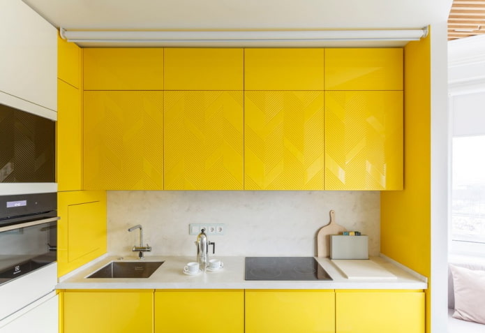 interior bucatarie in culori galbene si albe