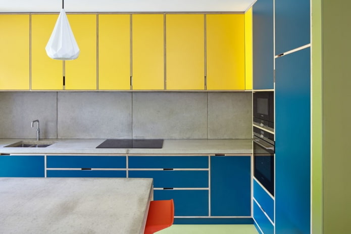 wnętrze kuchni w tonacji żółtej i niebieskiej