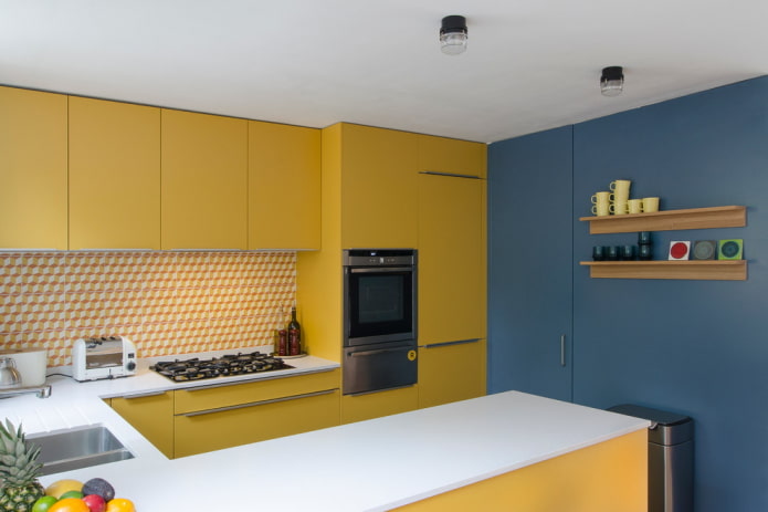 interiorul bucătăriei în tonuri de galben și albastru