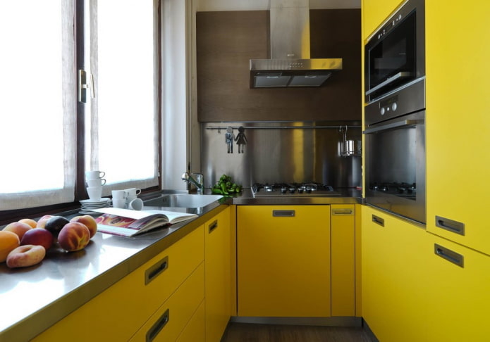έπιπλα και συσκευές στο εσωτερικό της κουζίνας σε κίτρινες αποχρώσεις