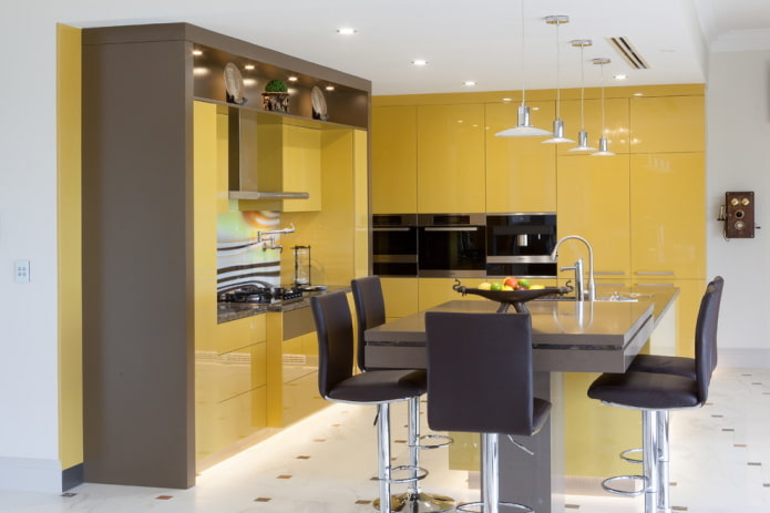 meubels en apparaten in het interieur van de keuken in gele tinten