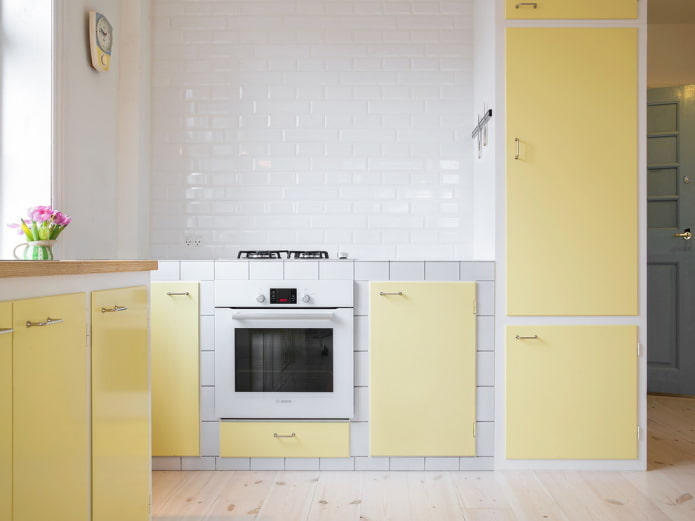 wnętrze kuchni w żółtych odcieniach