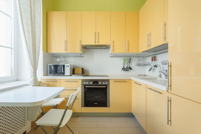 interior bucătărie în tonuri galbene