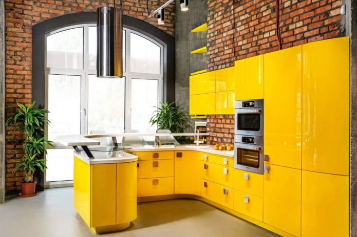 bucătărie în tonuri galbene în stil mansardă