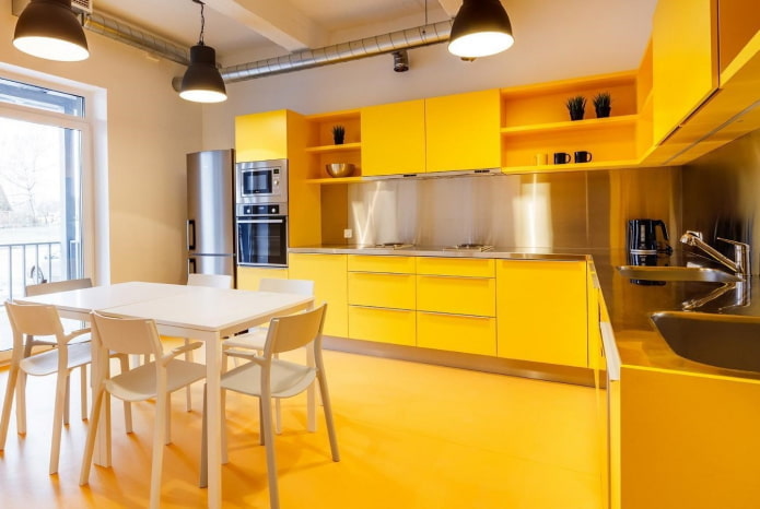 de keuken afwerken in gele tinten