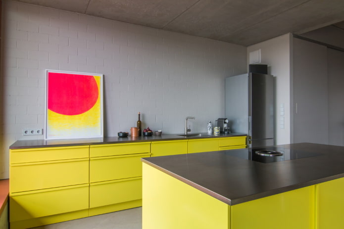 interior bucătărie în tonuri galben-gri