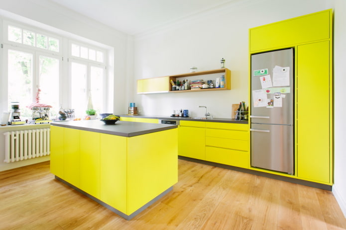 virtuvės interjeras geltonais tonais