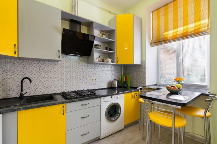 gardiner i det indre af køkkenet i gule toner