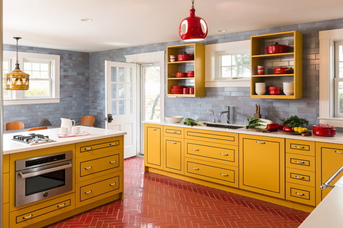 keittiön sisustus keltaisella ja punaisella värillä