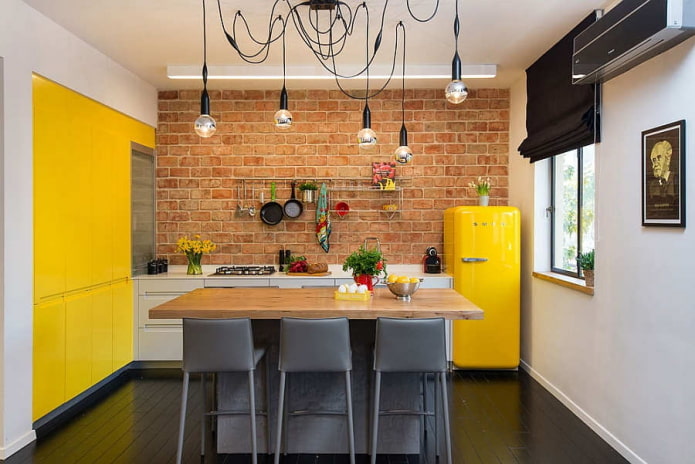 gule accenter i det indre af køkkenet