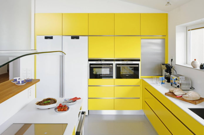 dapur dengan warna kuning dengan gaya moden