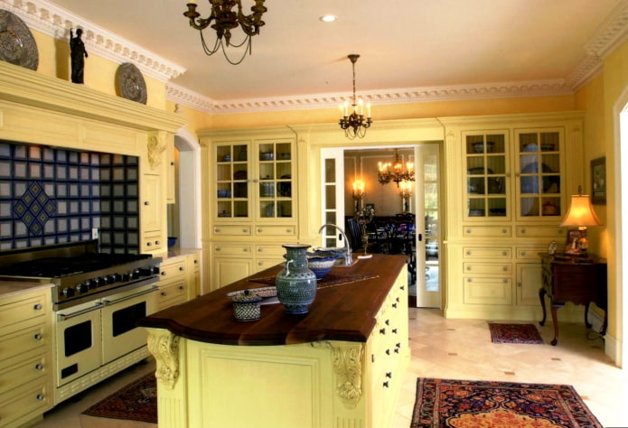 dapur dengan warna kuning dalam gaya klasik