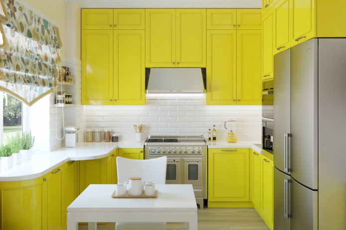 gordijnen in het interieur van de keuken in gele tinten