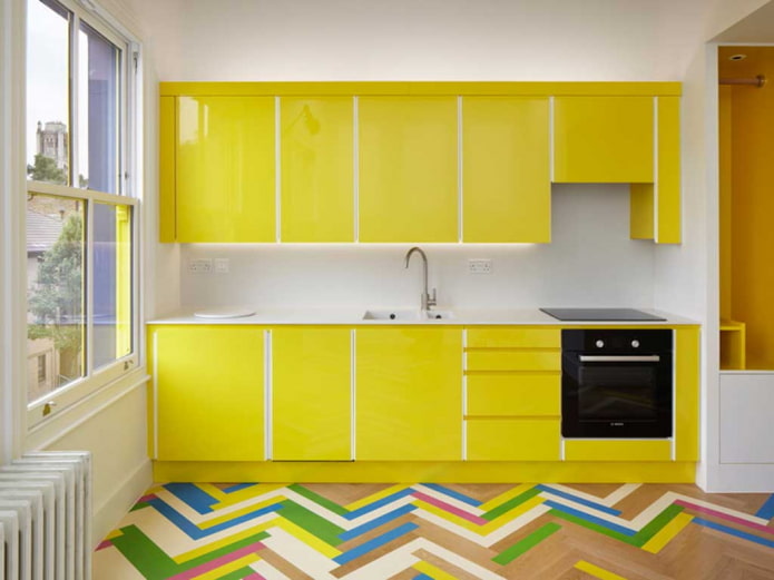 kuhinjski interijer u žutim tonovima