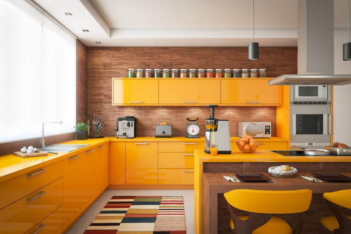 virtuves interjers dzeltenos toņos