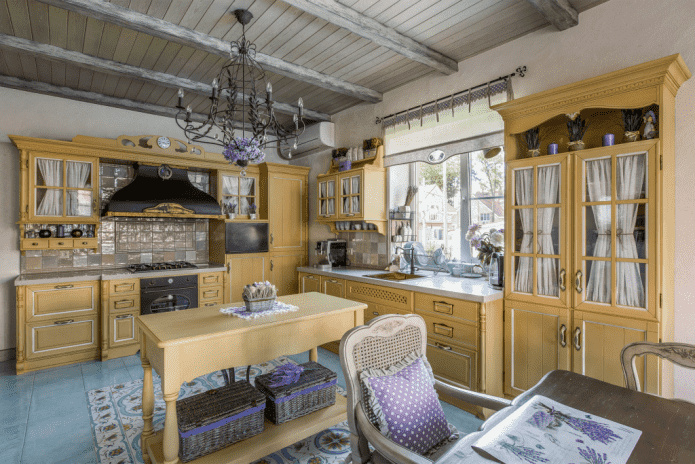 nhà bếp với tông màu vàng theo phong cách Provence