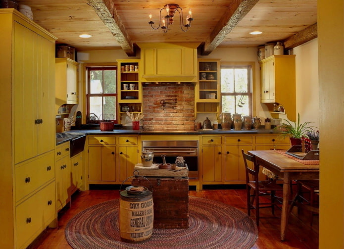 kuhinjski interijer u žuto-smeđim tonovima