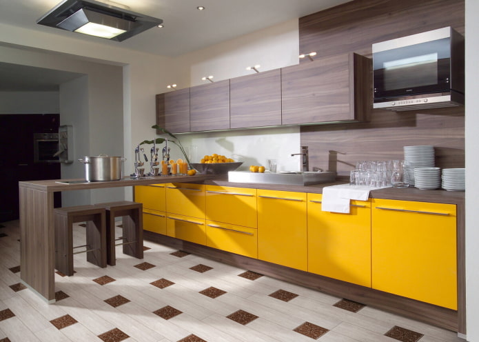 virtuves interjers dzeltenbrūnos toņos