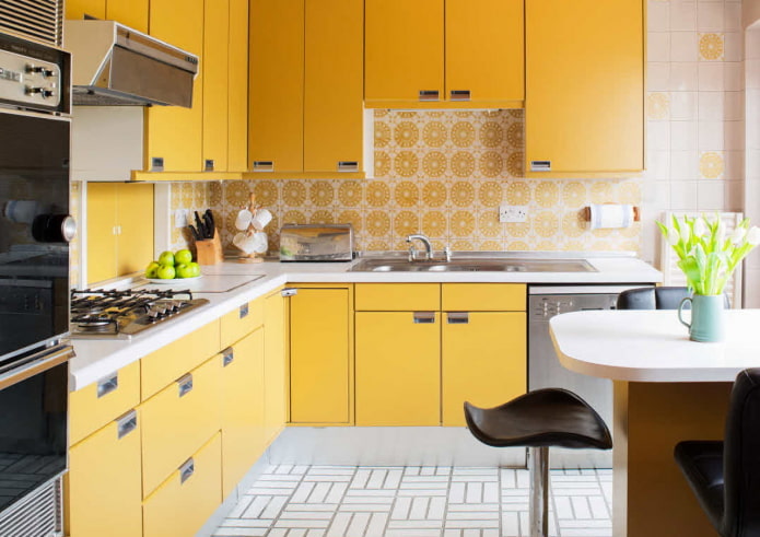 hoàn thiện nhà bếp với tông màu vàng