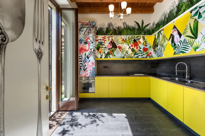 meubels en apparaten in het interieur van de keuken in gele tinten