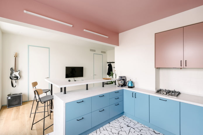interior bucătărie în tonuri roz și albastru