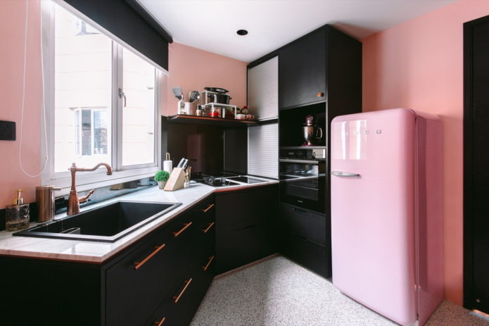 virtuves interjers melnā un rozā krāsās