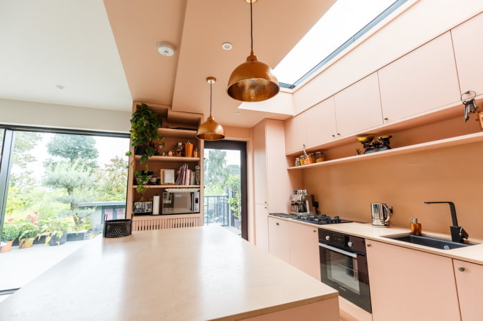 rozā virtuves interjers