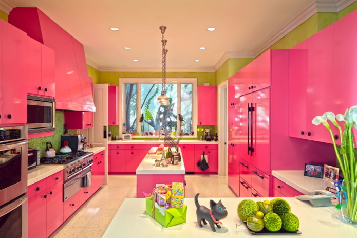 rožinės ir žalios spalvos virtuvės interjeras