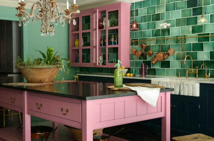 rožinės ir žalios spalvos virtuvės interjeras