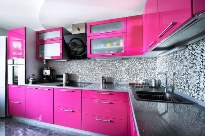 εσωτερικό κουζίνας σε γκρι-ροζ αποχρώσεις