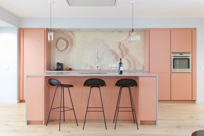 εσωτερικό κουζίνας σε μπεζ και ροζ χρώματα