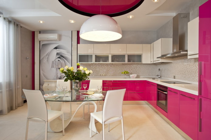 køkkenindretning i hvide og lyserøde farver