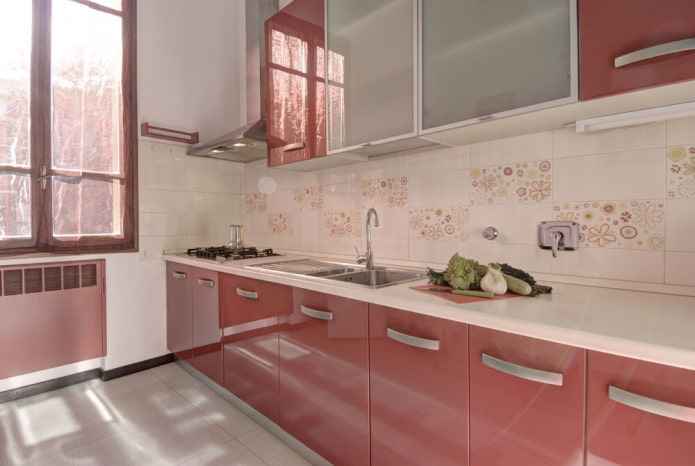 růžový kuchyňský interiér