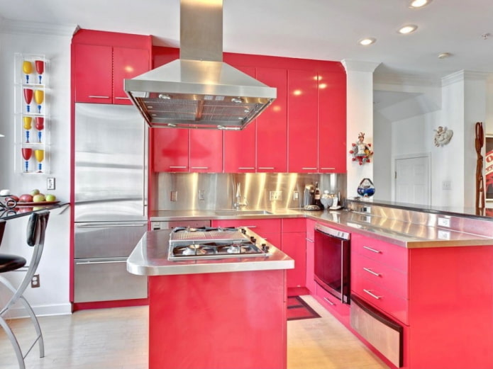 møbler og apparater i det indre af køkkenet i lyserøde toner