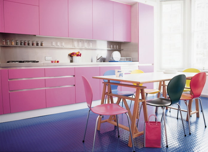 τελειώνοντας την κουζίνα με ροζ χρώμα