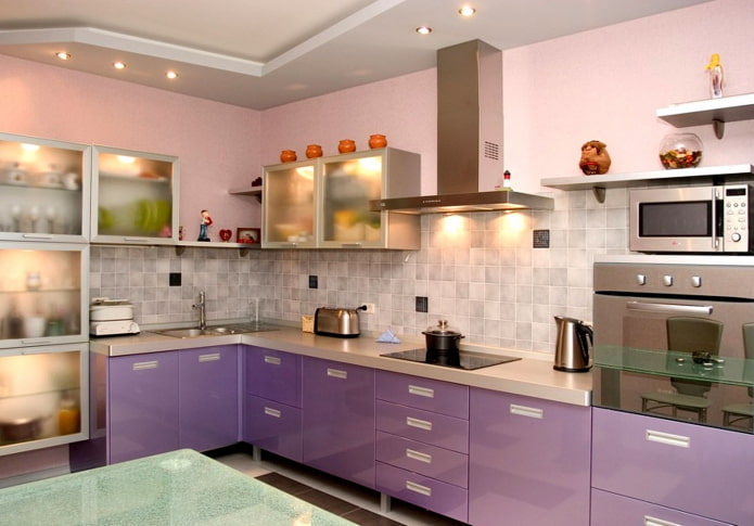 interno della cucina nei colori rosa e lilla