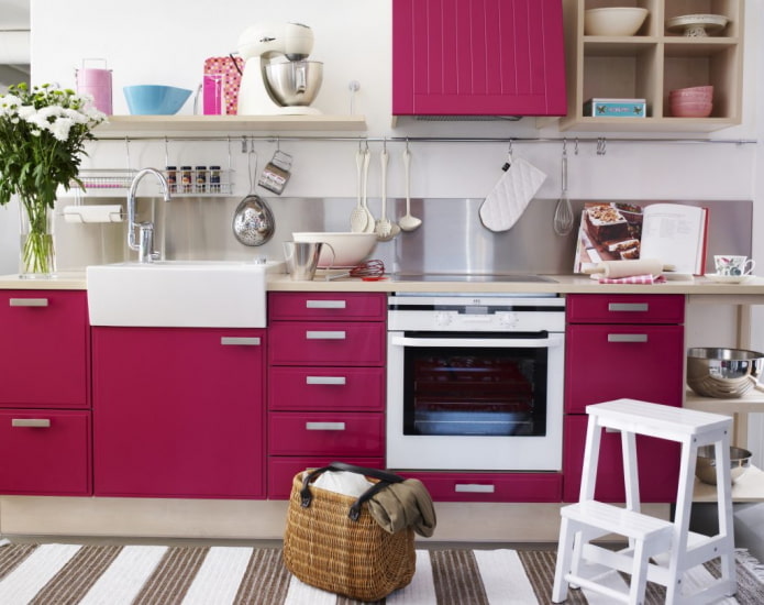 mēbeles un ierīces virtuves interjerā rozā toņos
