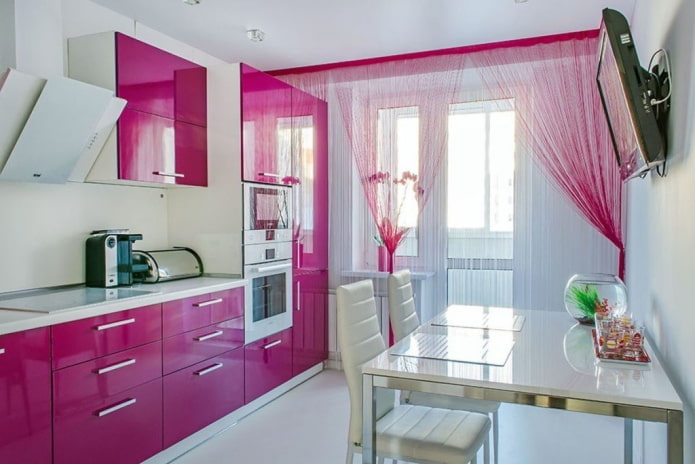 aizkari virtuves interjerā rozā toņos