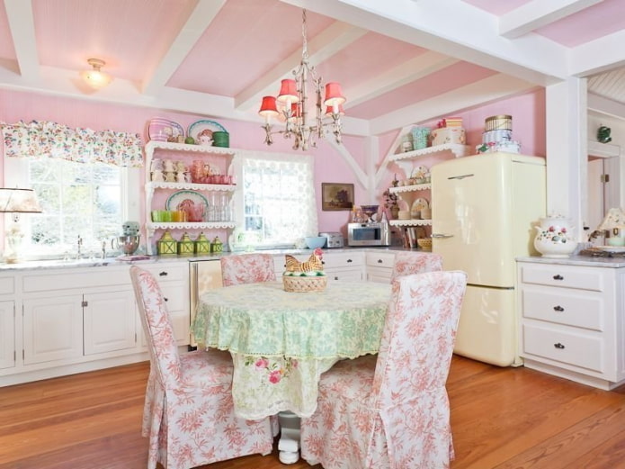 bahagian dalam dapur berwarna merah jambu dengan gaya chic lusuh