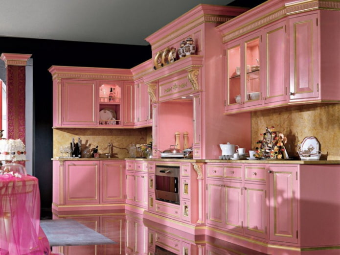 rožinis klasikinio stiliaus virtuvės interjeras