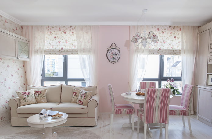 užuolaidos virtuvės interjere rožinės spalvos