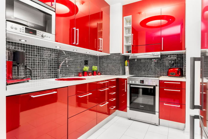 virtuves apdare sarkanos toņos