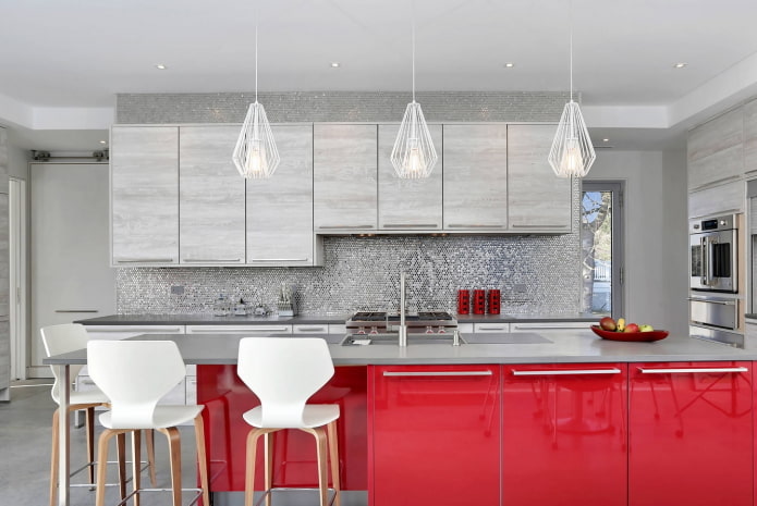 interiér kuchyne v sivočervených tónoch