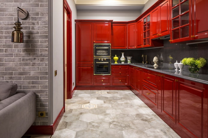 kuchyňský interiér v šedo-červených tónech