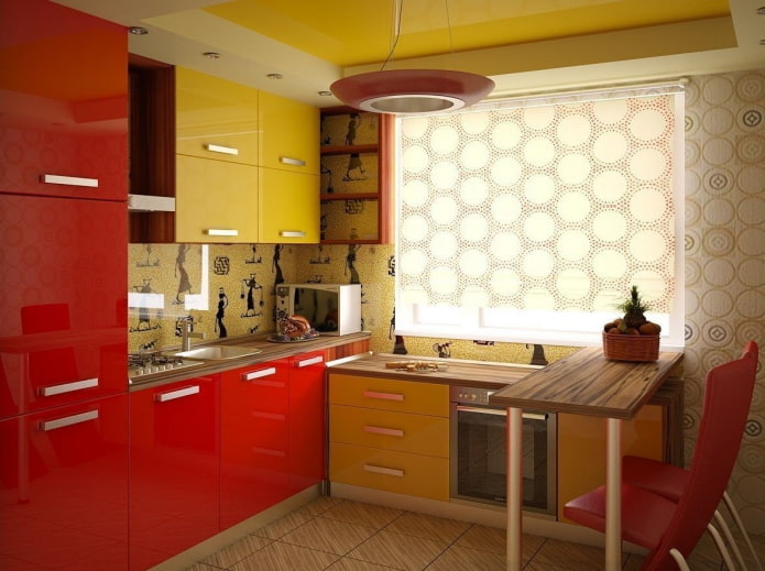 interior bucătărie în culori galben și roșu