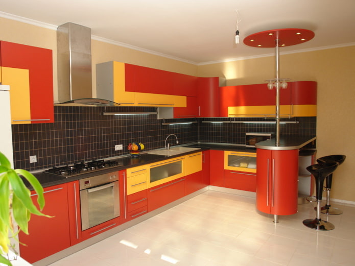 interior bucătărie în culori galben și roșu