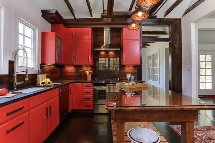 raudonai rudų tonų virtuvės interjeras