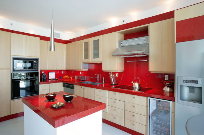 interiér kuchyne v červených a béžových tónoch